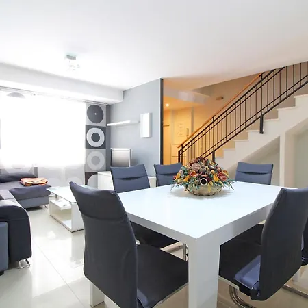 Global Properties, Moderno Y Practico Adosado En